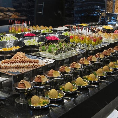 Hotel Doubletree By Hilton Istanbul - Piyalepasa Exteriér fotografie A buffet of canapés