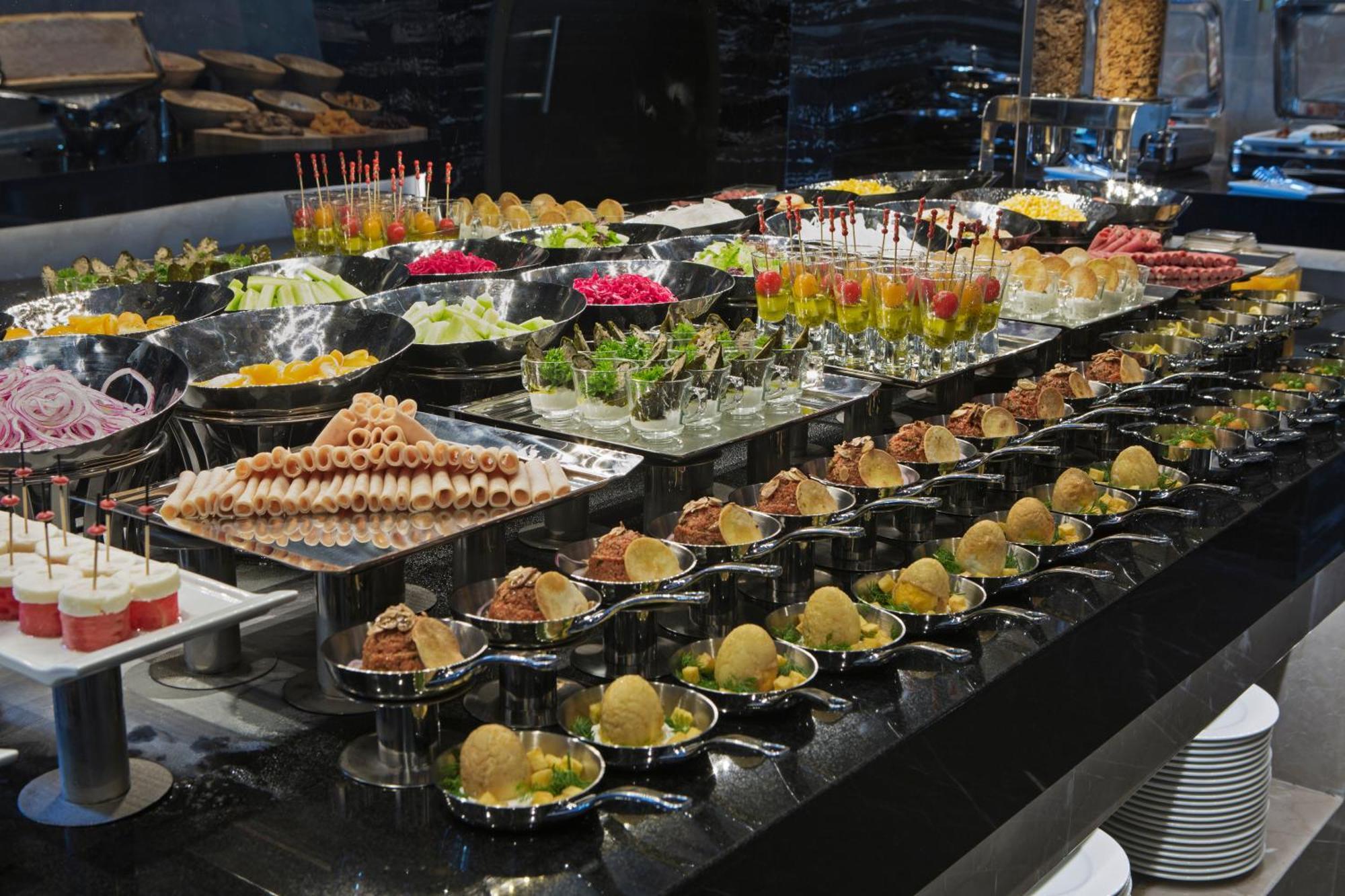 Hotel Doubletree By Hilton Istanbul - Piyalepasa Exteriér fotografie A buffet of canapés