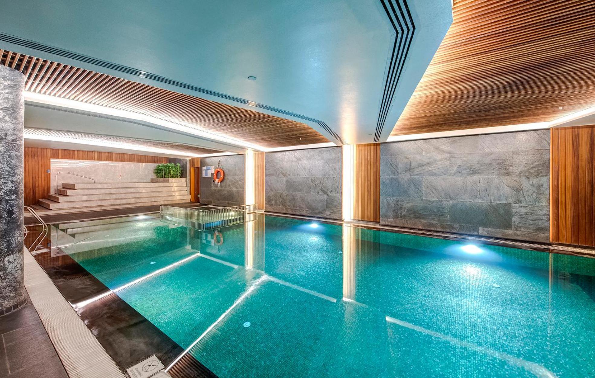 Hotel Doubletree By Hilton Istanbul - Piyalepasa Exteriér fotografie The swimming pool at the hotel