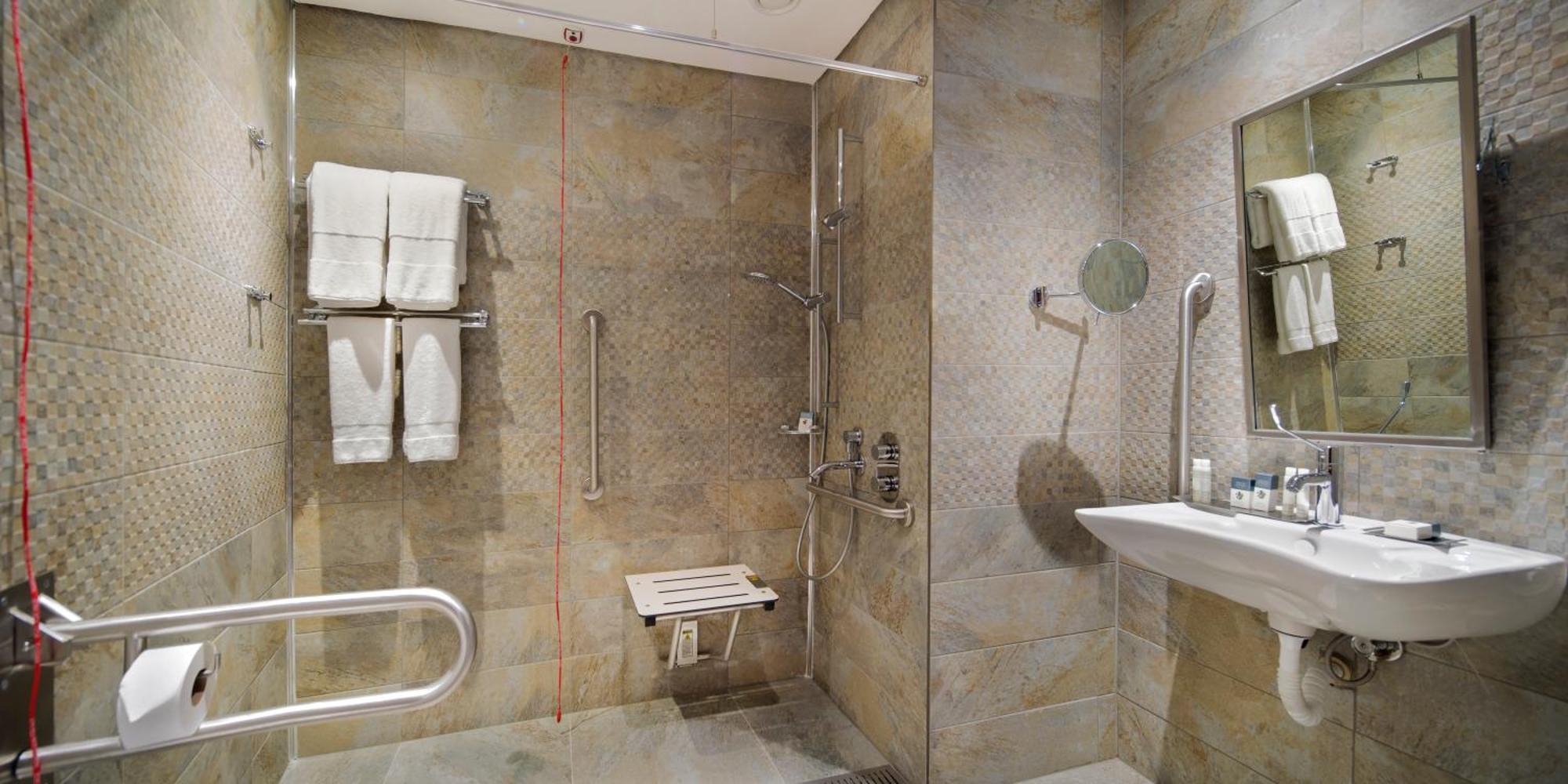 Hotel Doubletree By Hilton Istanbul - Piyalepasa Exteriér fotografie A shower seat