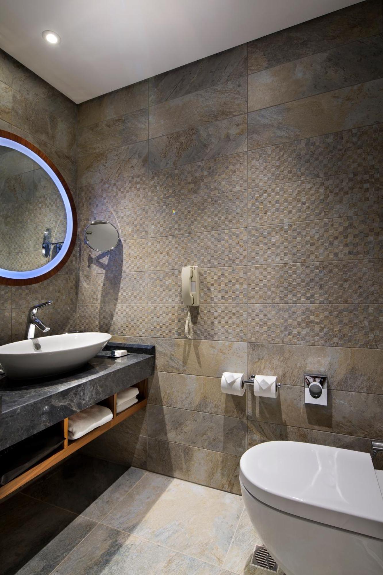Hotel Doubletree By Hilton Istanbul - Piyalepasa Exteriér fotografie Bathroom