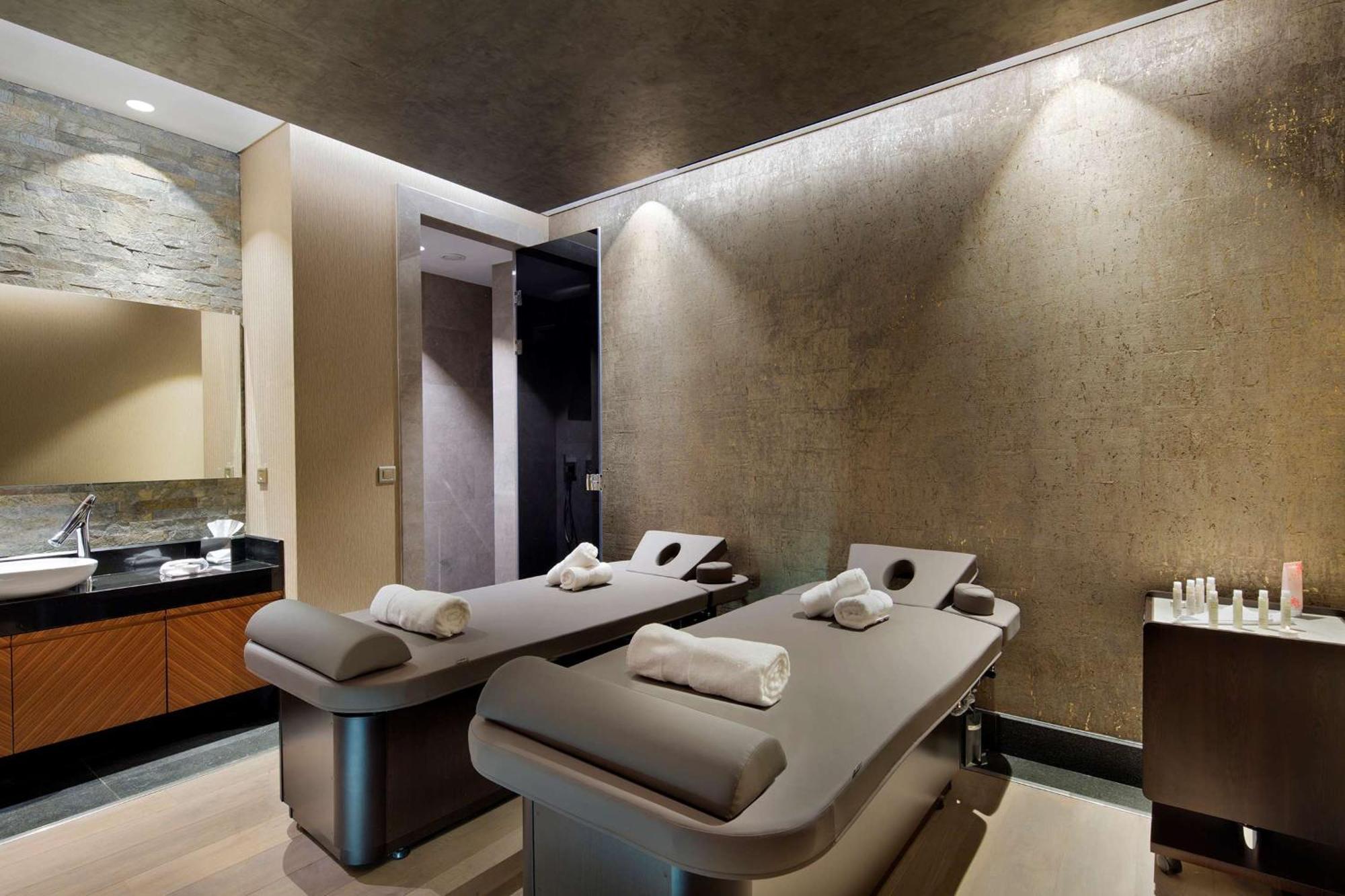 Hotel Doubletree By Hilton Istanbul - Piyalepasa Exteriér fotografie The spa at The Dorchester