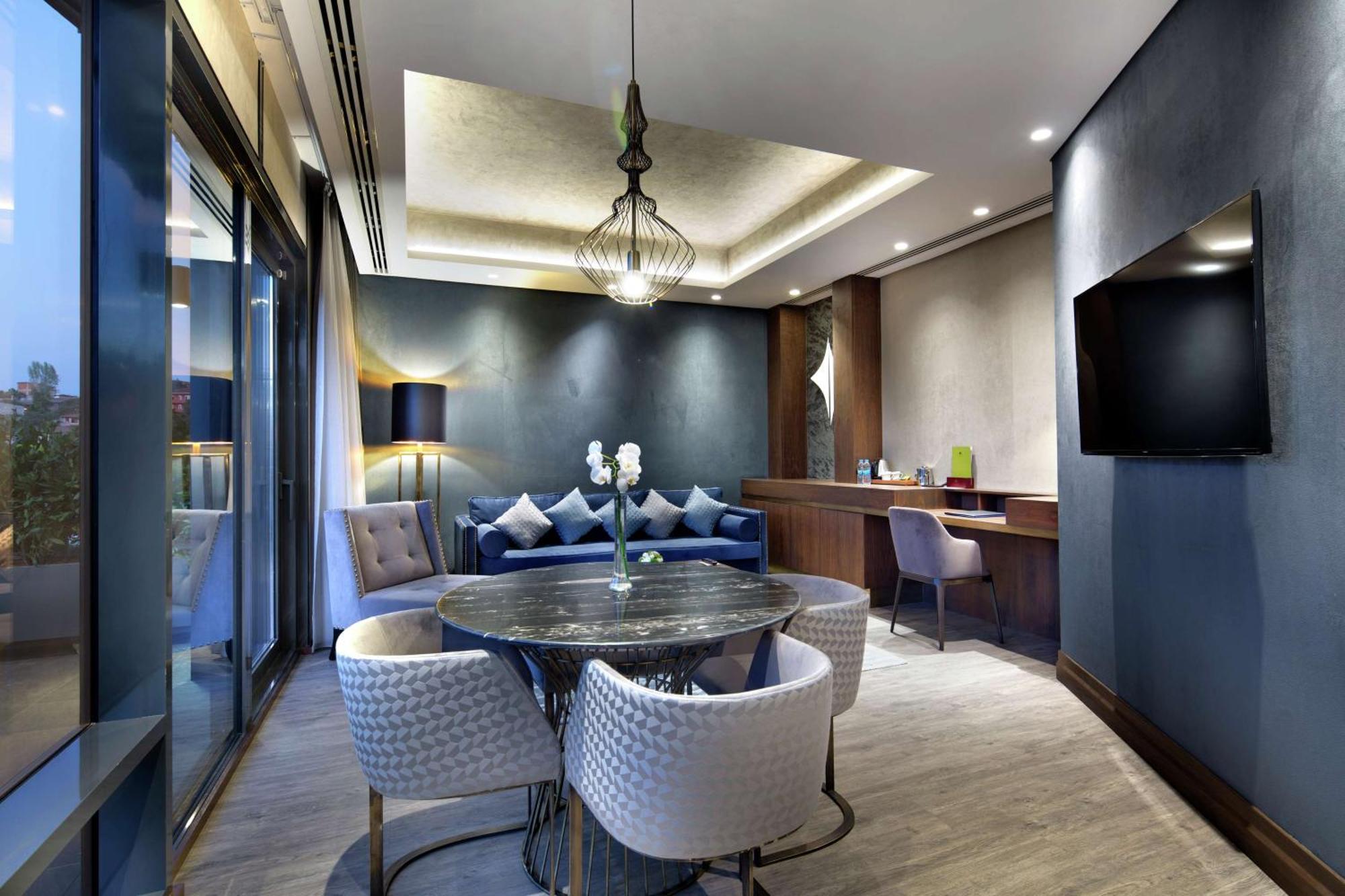 Hotel Doubletree By Hilton Istanbul - Piyalepasa Exteriér fotografie The Executive Lounge at the hotel