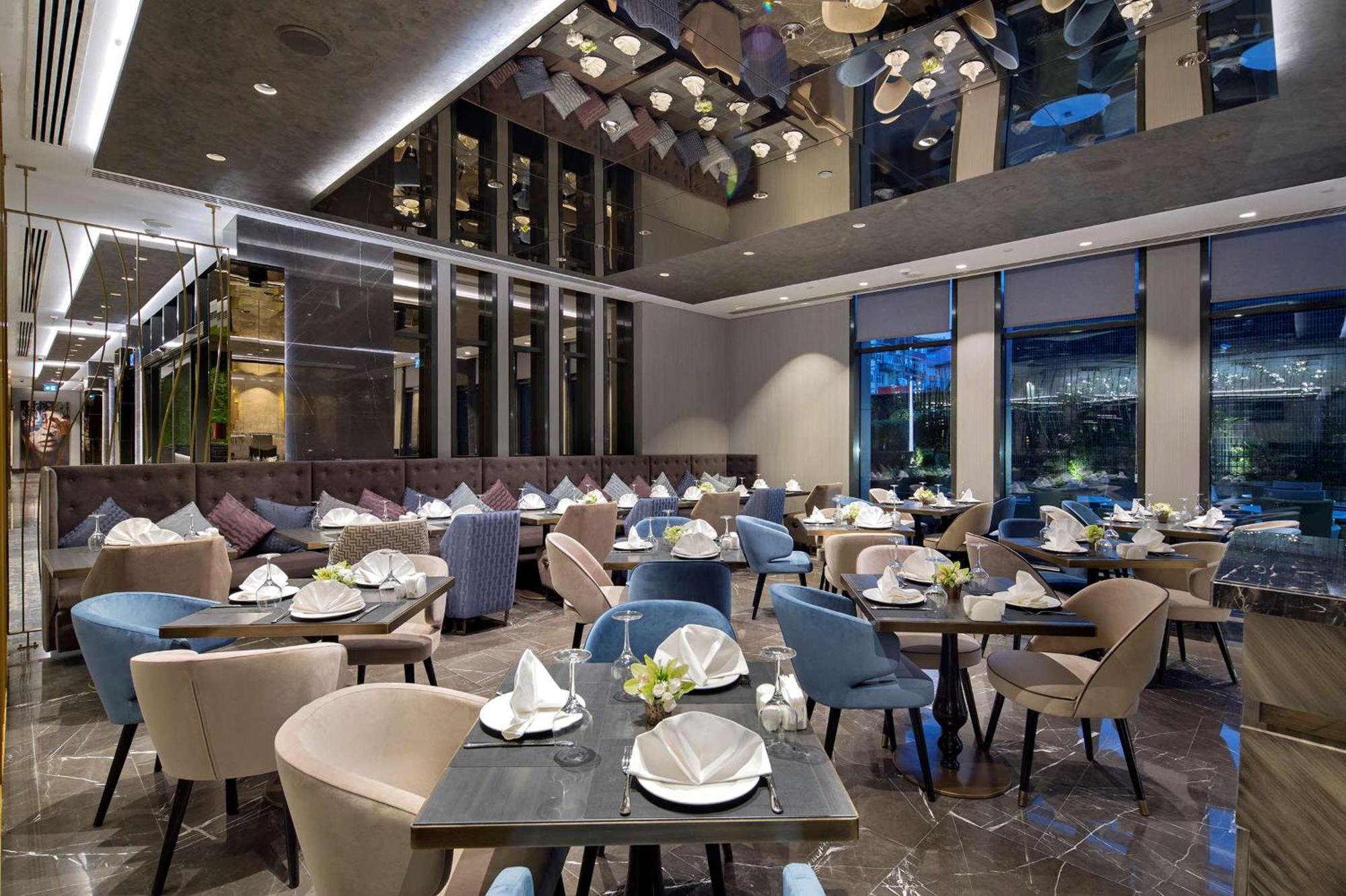 Hotel Doubletree By Hilton Istanbul - Piyalepasa Exteriér fotografie The interior of the restaurant