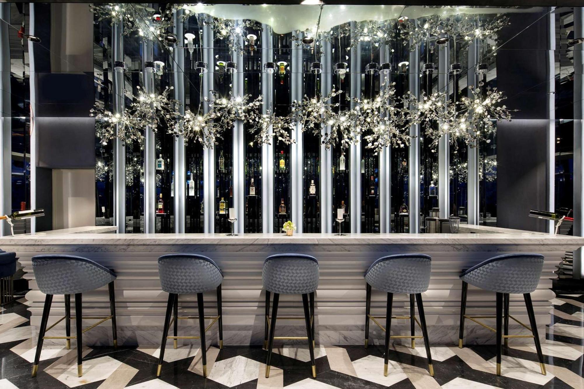 Hotel Doubletree By Hilton Istanbul - Piyalepasa Exteriér fotografie The bar at the hotel