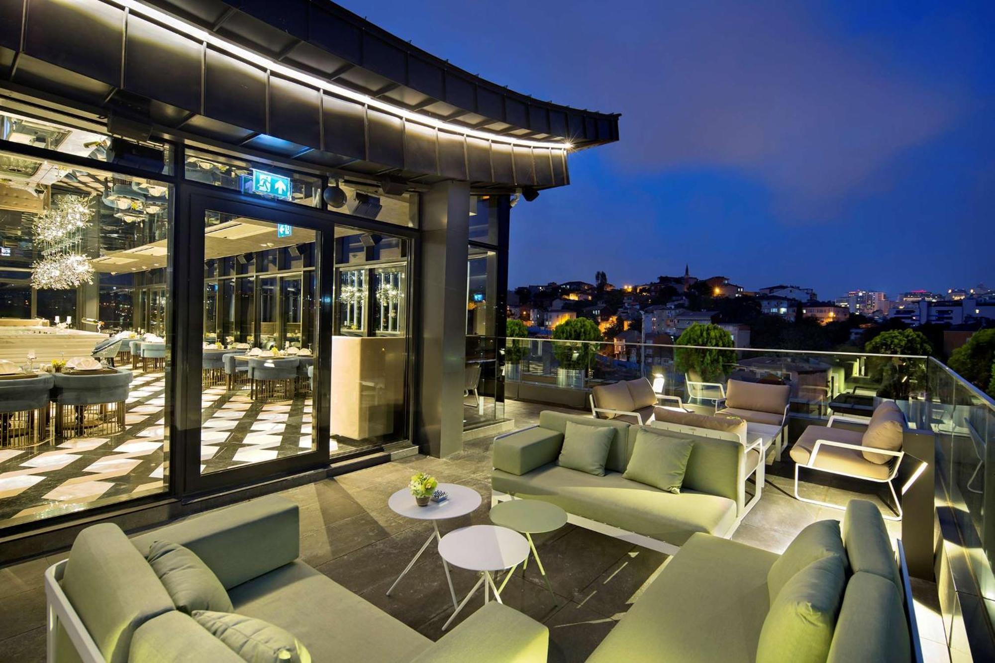 Hotel Doubletree By Hilton Istanbul - Piyalepasa Exteriér fotografie The Sky Bar