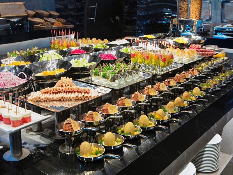 Hotel Doubletree By Hilton Istanbul - Piyalepasa Exteriér fotografie A buffet of canapés